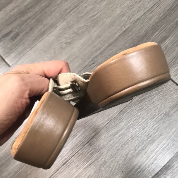 Minnetonka Natural Wheat & Medal Embellishments Flip Flop Sandals size 9 - Picture 6 of 9